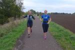 Janine Wuwer (425) begleitete Diana Holzhauer auf ihrem ersten Halbmarathon. Das Debüt glückte: „Gut gemacht!“, klopfte Wuwer ihrer Laufbegleitung im Ziel stolz auf die Schulter. Janine Wuwer (425) begleitete Diana Holzhauer auf ihrem ersten Halbmarathon. Das Debüt glückte: „Gut gemacht!“, klopfte Wuwer ihrer Laufbegleitung im Ziel stolz auf die Schulter.