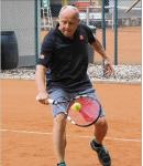 Andy Konze erspielte für die Herren 50 zunächst einen souveränen Punktgewinn in seinem Einzel und hatte auch im Doppel an der Seite von Herbert Mandel die Entscheidung auf dem Schläger. Allerdings verpassten es beide, sich in der „Nervenschlacht“ zu belohnen. Andy Konze erspielte für die Herren 50 zunächst einen souveränen Punktgewinn in seinem Einzel und hatte auch im Doppel an der Seite von Herbert Mandel die Entscheidung auf dem Schläger. Allerdings verpassten es beide, sich in der „Nervenschlacht“ zu belohnen.