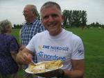 Die Portion Kuchen hat sich Jens-Uwe B&ouml;rner verdient, nachdem er nach 57:07 Minuten den Lauf beendete.