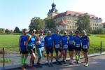 Die Gaensefurther Sportbewegung vor Schloss Moritzburg: J&ouml;rg und Aileen Sch&ouml;nherr, Kathleen Mahler mit Maskottchen (noch Namenlos), Stefan Sindermann, Nico Mahler, Kirsten Geist, Janine Wuwer und Sabine und Jens-Uwe B&ouml;rner (v.l.)