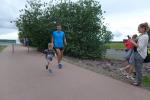 Jan-Paul auf seinen letzten Metern des Kinderlaufes. Bode-Runners Dirk Meier lie&szlig; es sich nicht nehmen seinen Enkel zu begleiten, w&auml;hrend Jan-Pauls Mama diesen Moment f&uuml;r die Ewigkeit dokumentierte.