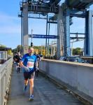 Jens Kunkel auf dem R&uuml;genbr&uuml;cken-Marathon. Noch den Kap-Arkona-Lauf in den Beinen, blieb er der K&uuml;ste treu und absolvierte zusammen mit 4.400 L&auml;ufern und Walkern auch hier die anspruchsvolle Halbmarathonstrecke.