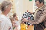 Vom Kreissportbund Salzland gab es außerdem ein kleines Geschenk.
Vereinsvorsitzender Lothar Maruhn überreicht ein ungefährliches
Dartspiel mit Bällen, die an der Zielscheibe kleben bleiben. Foto: Nora Menzel, Volksstimme Vom Kreissportbund Salzland gab es außerdem ein kleines Geschenk.
Vereinsvorsitzender Lothar Maruhn überreicht ein ungefährliches
Dartspiel mit Bällen, die an der Zielscheibe kleben bleiben. Foto: Nora Menzel, Volksstimme