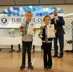 Emily Siebert (r.) von den Bode-Runners wurde in Zielitz f&uuml;r Platz eins in ihrer Altersklasse ausgezeichnet.