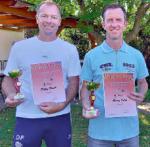 Ronny Selig (r.) von der Gaensefurther Sportbewegung setzte sich im
Finale gegen Maurice Witt (Westeregeln) sowie Detlef Frank (l.) durch. Ronny Selig (r.) von der Gaensefurther Sportbewegung setzte sich im
Finale gegen Maurice Witt (Westeregeln) sowie Detlef Frank (l.) durch.