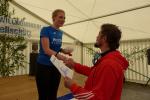Tina Funke ist noch ganz neu bei den Bode-Runners der Gaensefurther Sportbewegung und feierte bei ihrem ersten Einsatz für die Laufgruppe gleich einen Sieg in der Altersklasse W30 über sechs Kilometer. Bürgermeister Mirko Kother gratuliert der überraschten Debütantin. Tina Funke ist noch ganz neu bei den Bode-Runners der Gaensefurther Sportbewegung und feierte bei ihrem ersten Einsatz für die Laufgruppe gleich einen Sieg in der Altersklasse W30 über sechs Kilometer. Bürgermeister Mirko Kother gratuliert der überraschten Debütantin.