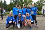Das letzte Rennen um Punkte im Landescup Sachsen-Anhalt: J&uuml;rgen G&uuml;nther, Stefan Sindermann, Jens-Uwe B&ouml;rner (u.v.l.), Kathleen Mahler, Sabine B&ouml;rner, Petra Becker, Kirsten Geist und Renate Liedtke (o.v.l.) vor dem Start beim 12. Parklauf Tangerh&uuml;tte.