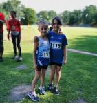 Gemeinsam l&auml;uft besser: Emily Siebert und Lenya Schielke (v.l.) vor dem Start zum Schnupperlauf &uuml;ber einen Kilometer, den sie mit Platz eins und drei in ihren Altersklassen belegten.