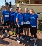 W&auml;hrend Lina Epperlein bereits beim ¾ Marathon k&auml;mpft, reihen sich die Bode-Runners der sechs und zw&ouml;lf Kilometerstrecken zum Gruppenbild auf: Rinaldo Schielke, Stefan Sindermann, Daniel Wuwer, Christa und Harald F&uuml;mel, Janine Wuwer (v.l.)