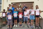 Freitag, der 13. Mai 2022 war f&uuml;r die 91 Finisher der Johann Wolfgang-von-Goethe-Grundschule Sta&szlig;furt ein Gl&uuml;ckstag! Auf der 1,5 Kilometer langen Strecke des Stadt-Pokal-Laufs gingen die zehn schnellsten L&auml;ufer in die Sonderwertung um den Wanderpokal der Stadt Sta&szlig;furt ein. Zusammengerechnet kamen die Grundsch&uuml;ler damit auf 01:11:07 Stunden und holten somit den Pott zur&uuml;ck nach Sta&szlig;furt. Sollte ihnen das ein drittes Mal gelingen, bleibt er f&uuml;r immer bei den Goethe-Grundsch&uuml;lern. Revanche haben alle Grundschulen am 02.06.2023, wenn der Sta&szlig;furter Salzland-Lauf in die f&uuml;nfte Runde geht!