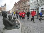 Die L&auml;uferschar beim 4. Stadtwerkelauf mit Start in Aschersleben, durchquert Bernburg.