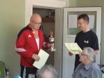 Roberto Henschke (l.) freut sich &uuml;ber Pokal und Urkunde f&uuml;r den Sieg sowie Ronny Selig &uuml;ber die Urkunde f&uuml;r Platz 3.