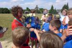 Zur letzten Trainingseinheit mit ihrer &Uuml;bungsleiterin Silke Vorrath, hatte jedes Kind der Leichtathletikgruppe eine Rose in den Gaensefurther Vereinsfarben blau/wei&szlig; mit dabei.
