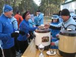 Zur Erw&auml;rmung gab es gleich erst einmal einen Becher mit hei&szlig;em Gl&uuml;hwein.