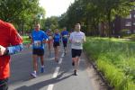 Nach dem Start kam der Halbmarathonl&auml;ufer Dirk Meier bald auf den Kurs der Marathonl&auml;ufer. Vereinskollegin Kirsten Geist (Mitte) hat hier schon &uuml;ber 20 Kilometer in den Beinen.
