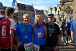 Im Ziel fast zeitgleich wieder vereint. Jens-Uwe B&ouml;rner und André Geist nehmen die Marathonl&auml;uferin Kirsten Geist stolz in ihre Mitte.