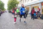 So oft hat Rieke auf dem Sportplatz mit der Laufgruppe ge&uuml;bt. Den 1,5 Kilometer Hobby-Pokal-Lauf mit Papa Jan machte sie zum 2. Sta&szlig;furter Salzland-Lauf mit links und belegte in der Ak wU8 den 1. Platz.