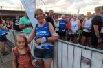 Aufstellung zum 15. Dresdner Nachtlauf: W&auml;hrend Klein Lotta und Christa F&uuml;mel drau&szlig;en bleiben mussten, schoss Sabine B&ouml;rner ein letztes gemeinsames Foto vor dem Start der Bode-Runners: Christian und Anne Siebert, Jens-Uwe B&ouml;rner, Silke Steffens (ehemalige L&ouml;derburgerin) und Harald F&uuml;mel (v.l.)