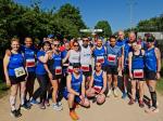 W&auml;hrend die Teilnehmer &uuml;ber 21 Kilometer bereits Kilometer abspulten, fanden die Gaensefurther Starter &uuml;ber 5,6 und zw&ouml;lf Kilometer noch Zeit f&uuml;r ein Gruppenbild.
