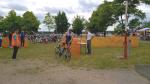 Andreas Sprechert beim Radwechsel.
