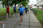 Die Triathleten Steffen Sch&ouml;ler und Detlef Sch&auml;fer im blauen Trikot, kurz nach dem Start (v.l.n.r.)