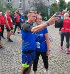 Bevor sich die Wuwers an die Starts ihrer unterschiedlichen Strecken begeben, erst noch ein Foto an die daheimgebliebenen. W&auml;hrend Janine &uuml;ber zehn Kilometer finishte, war Daniel auf der Halbmarathonstrecke durch den Herrenkrug Park, entlang des Elbuferwegs und durch den Klosterbergegarten unterwegs, bevor die 21,1 Kilometer im Elbauenpark endeten.