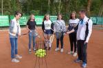 Ronny Selig gab den T&auml;nzerinnen Tipps, die sie beim Tennisspielen  beachten sollten.
