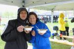 Frisch geduscht und mit einer warmen Steckrübensuppe versorgt, warten Anja Ziegler und Sabine Börner (v.l.) auf die letzten Halbmarathonläufer, während rundherum alles im strömenden Regen verschwindet. Frisch geduscht und mit einer warmen Steckrübensuppe versorgt, warten Anja Ziegler und Sabine Börner (v.l.) auf die letzten Halbmarathonläufer, während rundherum alles im strömenden Regen verschwindet.