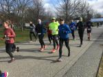 Katrin Winkler-Hindricks (blaue Laufjacke) und Oliver Klepsch (535) gingen den langen Kanten &uuml;ber 20 Kilometer ruhig an. 