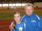 &Uuml;bungsleiter Joachim R&ouml;sler dr&uuml;ckt Alina Bohndorf f&uuml;r ihren 60m Sprint die Daumen.