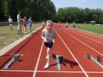 Lena wartet konzentriert auf den Start &uuml;ber 50m.