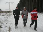 Renate Liedtke (m.) versucht Laufneuling Sibylle Sch&auml;per (l.) zu begeistern.