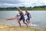 Thomas Vetter und Steffen Sch&ouml;ler verlassen nach 1,5 Kilometern schwimmen das nasse Element und wechseln auf die 43,5 Kilometer lange Radstrecke