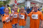Lina, Jana, Katharina und Sebastian von der Grundschule F&ouml;rderstedt haben die 1,5 Kilometer vom Stadt-Pokal-Lauf in den Beinen und pr&auml;sentieren stolz ihre Finishermedaillen