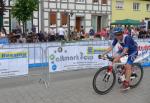 Renate Liedtke nach ihrer ersten Rennradrunde auf dem Marktplatz in Arendsee. Ein paar Kurven sp&auml;ter geht es erneut auf weitere 13 Kilometer hinaus aus der Stadt.