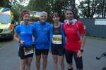 Kurz vor 5:00 Uhr zum Start &uuml;ber die 100 Kilometer des Th&uuml;ringen Ultra. Sabine B&ouml;rner und Elke Musial mit den Startnummern werden die ersten zwei Etappen bis Kilometer 54 laufen, Jens-Uwe B&ouml;rner und Juliane Meyer begleiten die L&auml;ufer mit dem Rad. Dann wird gewechselt und Sabine und Elke fahren die R&auml;der auf den letzten 46 Kilometern, Jens-Uwe und Juliane laufen dann.
