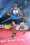In einer Super-Zeit von 3:16:34 Stunden war Chris nach 42,195 Kilometern im Ziel. In einer Super-Zeit von 3:16:34 Stunden war Chris nach 42,195 Kilometern im Ziel.