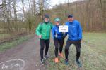Während Lutz Hülskath (li.) bereits 50 Radkilometer in den Beinen stecken, hat er mit den beiden Bode-Runners Claudia Meier und Josef Hindricks hier den Wendepunkt der Zehn-Kilometer-Distanz erreicht. Nun nur noch 55 Kilometer zurück nach Bernburg… Während Lutz Hülskath (li.) bereits 50 Radkilometer in den Beinen stecken, hat er mit den beiden Bode-Runners Claudia Meier und Josef Hindricks hier den Wendepunkt der Zehn-Kilometer-Distanz erreicht. Nun nur noch 55 Kilometer zurück nach Bernburg…