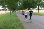 Zusammen mit Lauffreundin Susi Bechstein hat die junge Leichtathletin Annika Delius (re.) sichtlich Spa&szlig; an der Lauferei gefunden und zeigt den Bode-Runners inzwischen, wo die Trainingsrunde lang geht. 