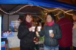 Mit Gl&uuml;hwein stimmen sich Sabine und Sylvia auf die kommenden Darbietungen ein.