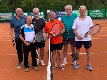 Die Herren 65 Mannschaft v.l. Frank Völker, Frank Hirschfeld (MF), Klaus Fischer, Reiner Christoph, Jürgen Nordmann, Hartmut Roscher Die Herren 65 Mannschaft v.l. Frank Völker, Frank Hirschfeld (MF), Klaus Fischer, Reiner Christoph, Jürgen Nordmann, Hartmut Roscher
