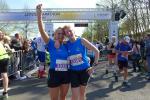 Claudia Meier und Sibylle Sch&auml;per nach 10 Kilometern im Ziel.