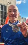 F&uuml;r Mario Kreutzmann war der Mitteldeutsche Marathon von Leipzig nach Halle sein zweiter Marathon &uuml;ber 42,195 Kilometer, welchen er nach 03:47:06 Stunden &uuml;ber die Ziellinie brachte. Brutaler Gegenwind verhinderte seine anvisierte Zielzeit von 03:33:33 Stunden, die er dann vielleicht beim Spreewaldmarathon im n&auml;chsten Jahr erreichen will. 