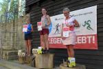 &Uuml;ppig beschenkt - Kirsten Geist (li) von der Gaensefurther Sportbewegung feiert ihren 2. Platz in der Gesamtwertung der Frauen.