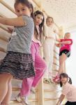 Die neue Sprossenwand wird im Bewegungsraum der Kita in Hecklingen
von den Kindern gern in Beschlag genommen. Foto: Nora Menzel, Volksstimme
