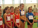 Konzentriert warten die M&auml;dchen mit Lea Wienert (r.) auf ihren Start &uuml;ber 800 m. 