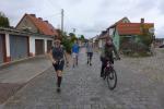 Sabine B&ouml;rner begleitete die Wanderer per Fahrrad (Ortsausgang Belleben), links Nancy Bothe