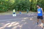 Papa Rinaldo Schielke wartet an der Wende zum Ein-Kilometer-Schnupperlauf auf Tochter Lenya. Bis zum Sportplatz zur&uuml;ck, liefen sie gemeinsam. 