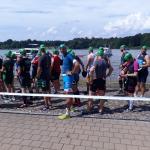 Auf den Startschuss im Einzelrennen &uuml;ber 3,6 km Schwimmen und 21 km Laufen wartet Steffen Sch&ouml;ler (blauer Dress). 
