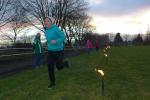 2 Sportplatzrunden f&uuml;r die Kinder im Fackelschein.